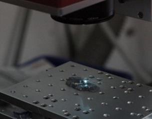 钻石微刻机雕刻：激光精细刻划技术应用于钻石珠宝行业